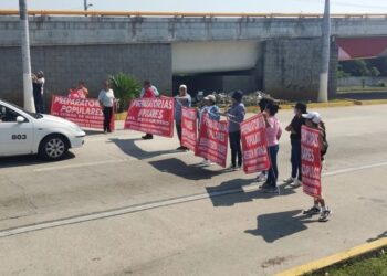 Crisis educativa: Maestros exigen el pago de su salario docente con bloqueos en Acapulco