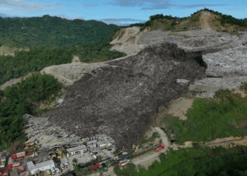 #VIDEO: "Derrumbe en basurero gigante de Indonesia sepulta camiones y causa varias muertes"
