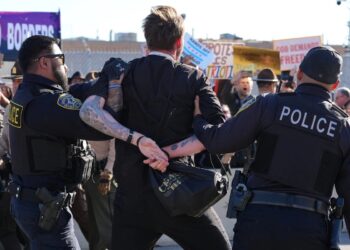 Donald Trump ajusta su gabinete ante las fuertes críticas por su táctica antimigrante