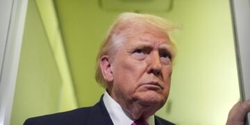 Donald Trump permite el envío de crudo a la isla tras admitir que "tienen que sobrevivir"