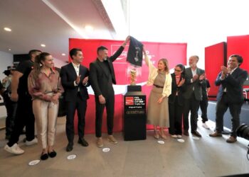 El histórico Trofeo de la Copa Mundial llega a Querétaro en su gira por México