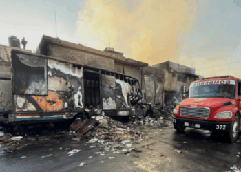 Emergencia en el Estado de México por un fuerte incendio en recicladora de Valle de Chalco