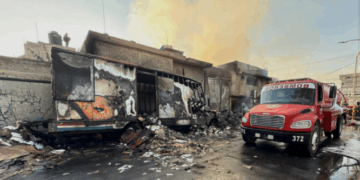 Emergencia en el Estado de México por un fuerte incendio en recicladora de Valle de Chalco