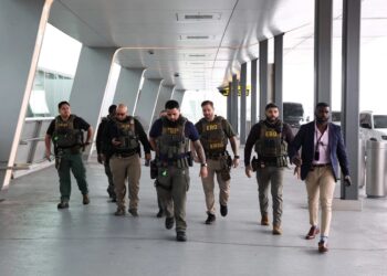 Escándalo por arrestos de ICE mediante autorizaciones falsas en tribunales