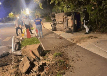 "Exceso de velocidad provoca aparatosa volcadura en el Bulevar Bahía CHETUMAL"