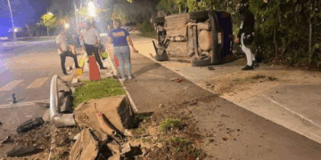 "Exceso de velocidad provoca aparatosa volcadura en el Bulevar Bahía CHETUMAL"