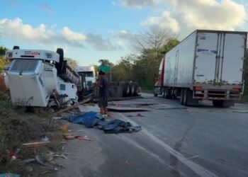 "Fuerte volcadura de tráiler en la carretera federal 307 cerca de Muyil""Fuerte volcadura de tráiler en la carretera federal 307 cerca de Muyil"