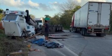 "Fuerte volcadura de tráiler en la carretera federal 307 cerca de Muyil""Fuerte volcadura de tráiler en la carretera federal 307 cerca de Muyil"