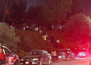 Héroes sin capa, Vecinos enfrentan fuerte incendio en Nicolás Romero