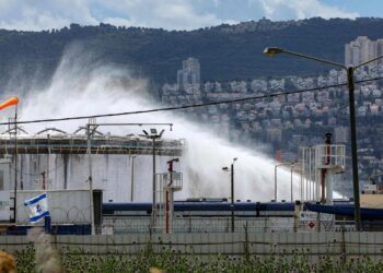 Impacto de proyectiles en la refinería de petróleo de Haifa genera alerta en Israel