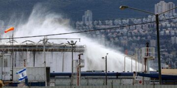 Impacto de proyectiles en la refinería de petróleo de Haifa genera alerta en Israel