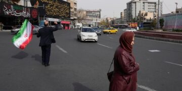 Irán amenaza con el cierre total de Ormuz si Donald Trump ataca sus plantas eléctricas