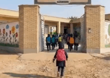 Irán lanza video viral que muestra el contraste entre una niña rumbo a la escuela y un ataque militar