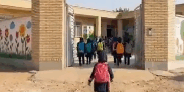 Irán lanza video viral que muestra el contraste entre una niña rumbo a la escuela y un ataque militar