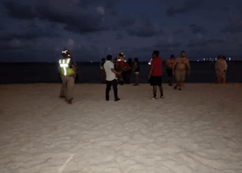 Joven desaparece en Playa del Carmen tras ingresar al mar