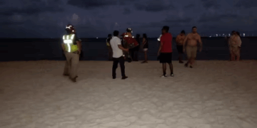Joven desaparece en Playa del Carmen tras ingresar al mar