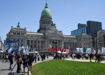 La justicia frena la reforma laboral de Milei en medio de una crisis política