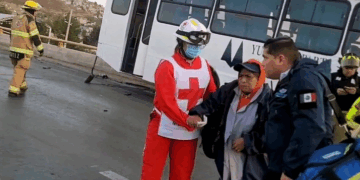 Múltiples heridos tras un fuerte accidente de camión de personal en Zacatecas