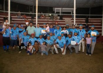 "Nivardo Mena encabeza la premiación del campeonato de softbol nocturno en Kantunilkín"