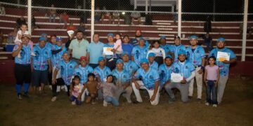 "Nivardo Mena encabeza la premiación del campeonato de softbol nocturno en Kantunilkín"