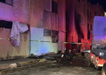 POLICÍAS DESAFÍAN LA MUERTE PARA RESCATAR A UN BEBÉ Y UNA ABUELA EN EL VORAZ INCENDIO EN PASEOS DEL MAR