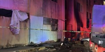 POLICÍAS DESAFÍAN LA MUERTE PARA RESCATAR A UN BEBÉ Y UNA ABUELA EN EL VORAZ INCENDIO EN PASEOS DEL MAR