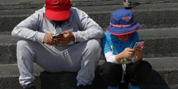 Prohíben celulares en escuelas de Morelos para mejorar el aprendizaje