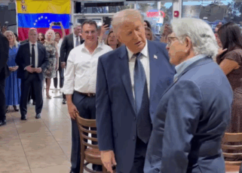 "Trump visita restaurante venezolano en Florida y desata celebración en Doral"