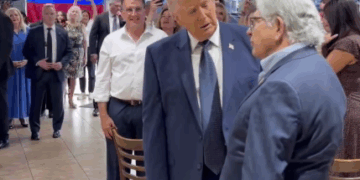 "Trump visita restaurante venezolano en Florida y desata celebración en Doral"