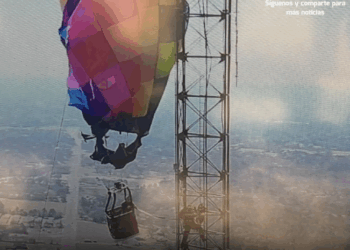 #VIDEO: "Globo aerostático se enreda en torre de telefonía en Texas y bomberos rescatan a pareja"