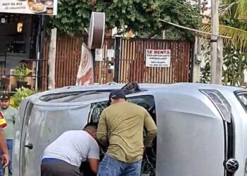 #VIDEO: "Joven vuelca su camioneta a la salida de Bacalar; maniobra brusca provocó el percance"
