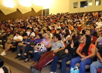 IMPULSA AYUNTAMIENTO SISTEMA DE CUIDADOS Y EL VALOR DE LA MUJER EN JÓVENES Cancún, Q. R., a 11 de marzo de 2026.- En el marco del Día Internacional de la Mujer, el Ayuntamiento de Benito Juárez, a través de la Secretaría Municipal de Bienestar, llevó a cabo el conversatorio “La Mujer Mexicana en el Sistema de Cuidados y Derechos Humanos”, un espacio de diálogo y reflexión que reunió a cientos de estudiantes del programa “Educación para Transformar”, así como a madres de familia y especialistas en la materia. En dicha mesa de diálogo que se llevó a cabo en el Teatro de la Ciudad, la titular de Bienestar, Berenice Sosa Osorio, en representación de la Presidenta Municipal, Ana Paty Peralta, destacó la importancia de aprender y tomar conciencia sobre el sistema de cuidados, señalando que es una tarea que corresponde a toda la sociedad, especialmente a las nuevas generaciones y a las familias. Asimismo, agradeció la participación de las panelistas y de las y los asistentes. Además, subrayó que se continuará trabajando en coordinación con los distintos niveles de gobierno para impulsar acciones que fortalezcan el bienestar y los derechos de las mujeres. Esta exposición contó con la presidenta de la Comisión de Derechos Humanos del Estado de Quintana Roo, Omega Istar Ponce Palomeque y la directora de Políticas de Cuidado en la Secretaría de las Mujeres, Gracia Morales Alzaga, quienes abordaron temas relacionados con los derechos de las mujeres, las relaciones igualitarias y la construcción de comunidad. Con este tipo de actividades, la Alcaldesa Ana Paty Peralta reafirma su compromiso de seguir impulsando espacios de comunicación, conciencia y participación ciudadana.