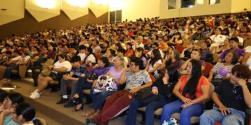 IMPULSA AYUNTAMIENTO SISTEMA DE CUIDADOS Y EL VALOR DE LA MUJER EN JÓVENES Cancún, Q. R., a 11 de marzo de 2026.- En el marco del Día Internacional de la Mujer, el Ayuntamiento de Benito Juárez, a través de la Secretaría Municipal de Bienestar, llevó a cabo el conversatorio “La Mujer Mexicana en el Sistema de Cuidados y Derechos Humanos”, un espacio de diálogo y reflexión que reunió a cientos de estudiantes del programa “Educación para Transformar”, así como a madres de familia y especialistas en la materia. En dicha mesa de diálogo que se llevó a cabo en el Teatro de la Ciudad, la titular de Bienestar, Berenice Sosa Osorio, en representación de la Presidenta Municipal, Ana Paty Peralta, destacó la importancia de aprender y tomar conciencia sobre el sistema de cuidados, señalando que es una tarea que corresponde a toda la sociedad, especialmente a las nuevas generaciones y a las familias. Asimismo, agradeció la participación de las panelistas y de las y los asistentes. Además, subrayó que se continuará trabajando en coordinación con los distintos niveles de gobierno para impulsar acciones que fortalezcan el bienestar y los derechos de las mujeres. Esta exposición contó con la presidenta de la Comisión de Derechos Humanos del Estado de Quintana Roo, Omega Istar Ponce Palomeque y la directora de Políticas de Cuidado en la Secretaría de las Mujeres, Gracia Morales Alzaga, quienes abordaron temas relacionados con los derechos de las mujeres, las relaciones igualitarias y la construcción de comunidad. Con este tipo de actividades, la Alcaldesa Ana Paty Peralta reafirma su compromiso de seguir impulsando espacios de comunicación, conciencia y participación ciudadana.