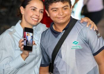Ana Paty Peralta impulsa a la juventud con computadoras para cumplir sus sueños