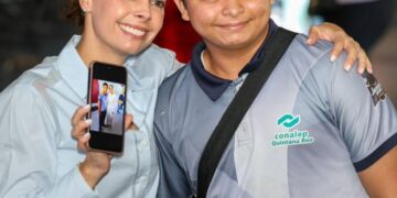 Ana Paty Peralta impulsa a la juventud con computadoras para cumplir sus sueños