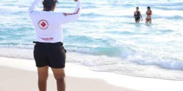 Rescates en playas de Cancún: 18 personas salvadas en un solo día