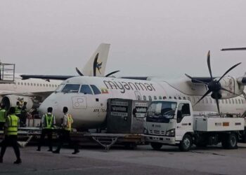 "Avión sin frenos impacta aeronave estacionada en Myanmar"