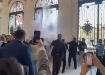 "Caos en el Congreso de la CDMX: Asamblea de Barrios provoca suspensión de sesión por demanda de vivienda"