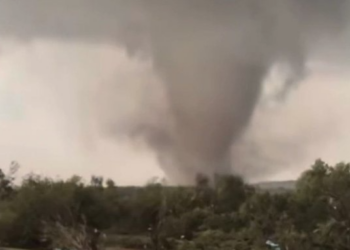 "Devastador tornado en Enid impacta zonas residenciales y la Base Vance"