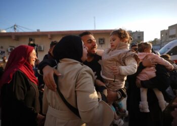 El regreso de los bebés evacuados de Gaza marca un momento de esperanza e incertidumbre