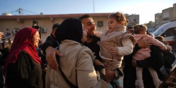 El regreso de los bebés evacuados de Gaza marca un momento de esperanza e incertidumbre