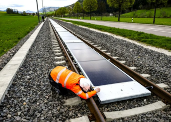 "El uso de energía solar ferroviaria en las vías de Suiza"