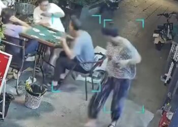 "En china una Mujer escapa de morir aplastada por un aire acondicionado"