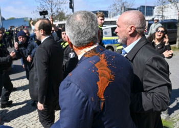 Escándalo en Berlín: activista arroja salsa de tomate al príncipe Reza Pahlavi