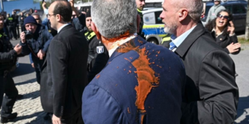 Escándalo en Berlín: activista arroja salsa de tomate al príncipe Reza Pahlavi