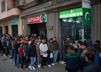 España impulsa la regularización de migrantes para fortalecer su mercado laboral