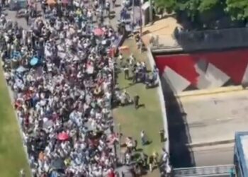 "Estalla protesta en Venezuela: trabajadores chocan con la policía por salarios dignos"