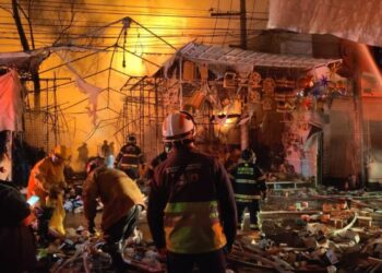 Grave incendio consume decenas de puestos en el Mercado de Sonora