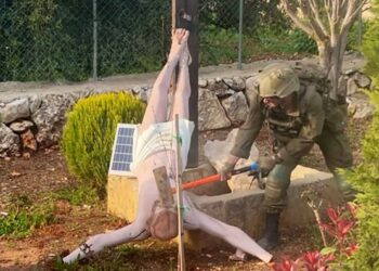 "Indignación mundial tras foto de soldado israelí destrozando a Jesús con martillo en Líbano"