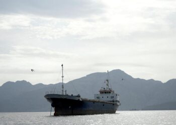 "Irán reabre el paso de buques en el Estrecho de Ormuz tras tregua en Líbano"